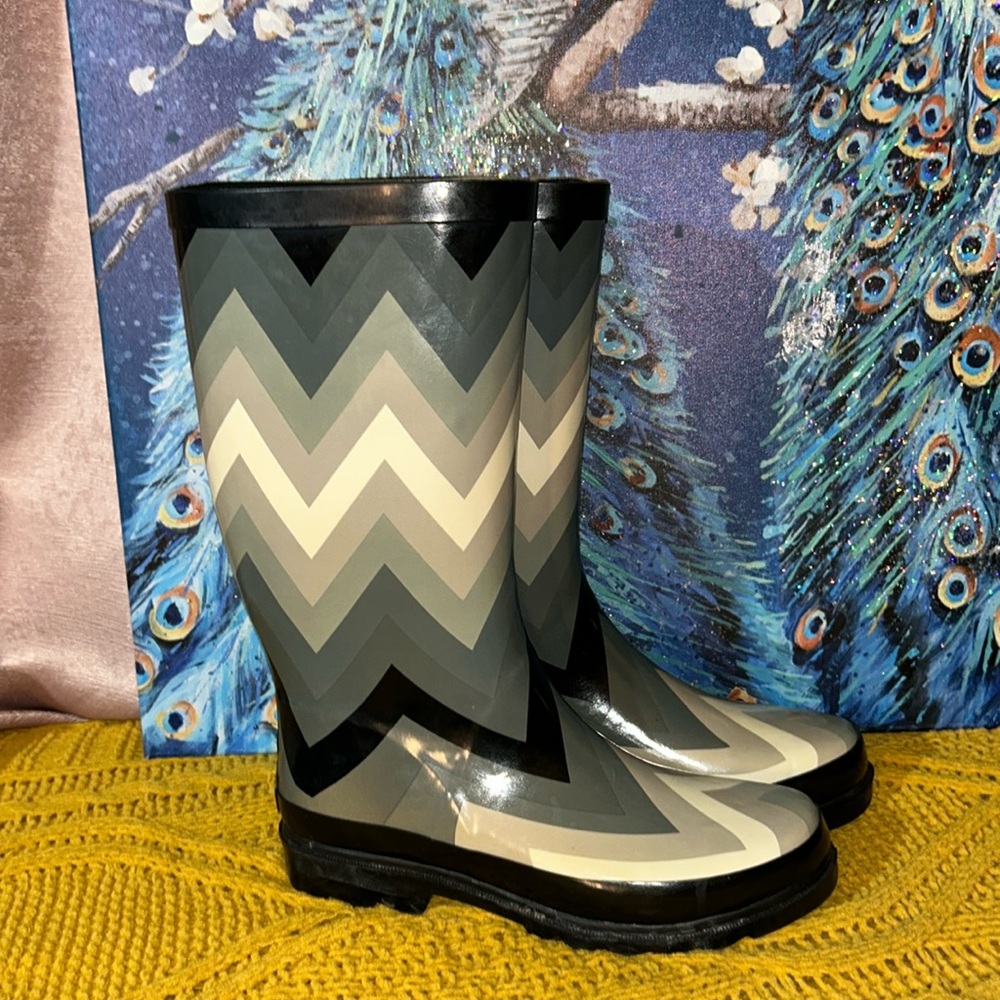 Sugar Size 8 Gray Chevron Print Rainboots